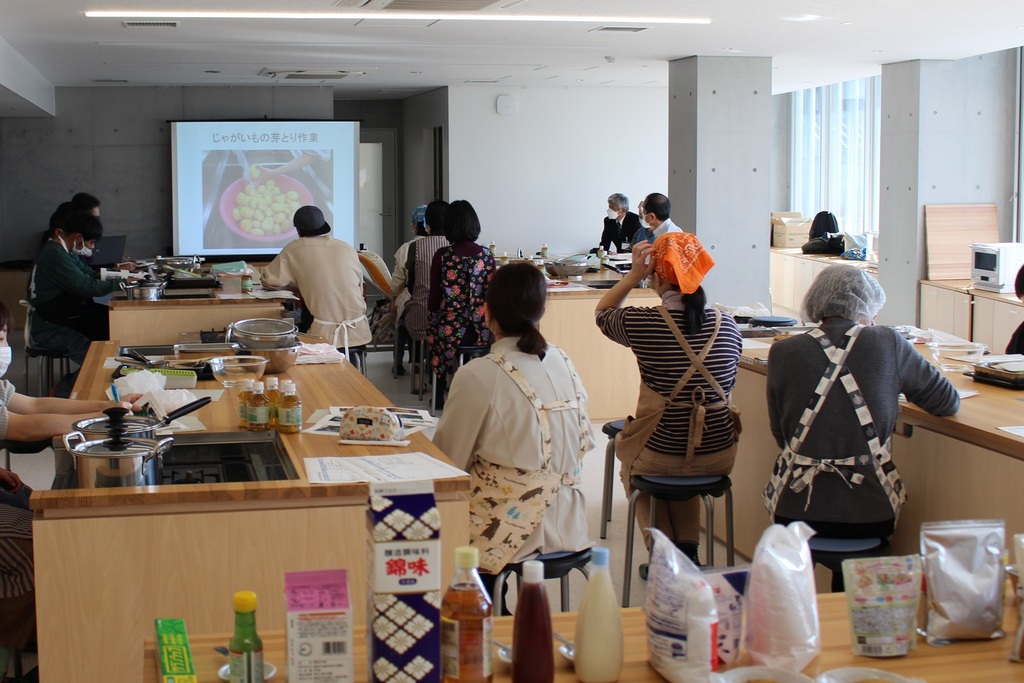 講義「学校給食の紹介」
Lecture "Introduction to School Lunches"