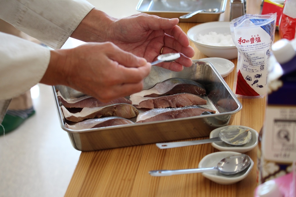 料理酒と塩、コショウで下味付け
Season with cooking sake, salt, and pepper