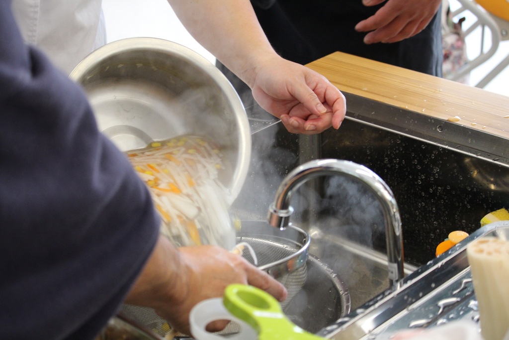 サラダも加熱します
Salads are also heat treated.