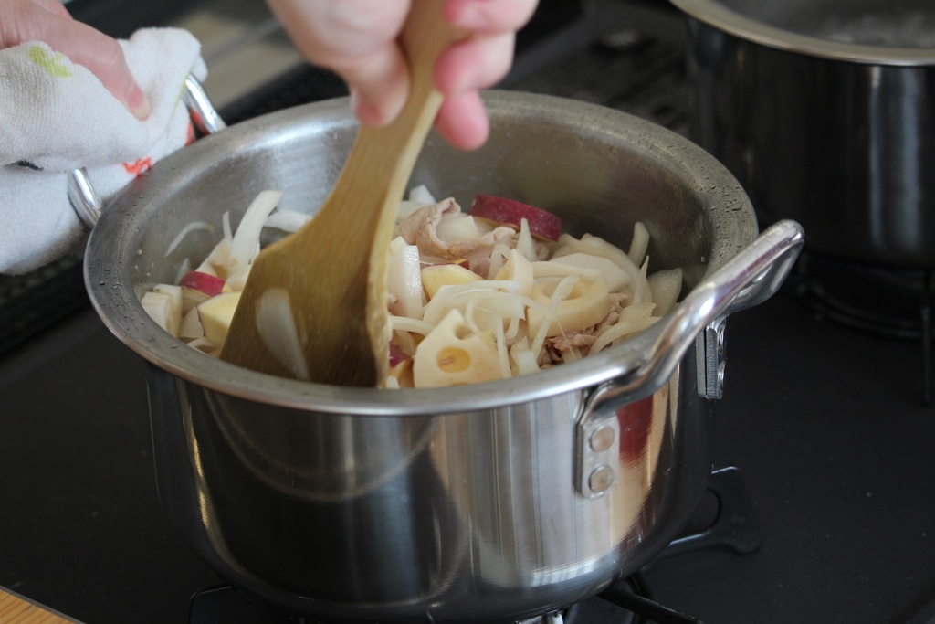 たっぷり具材 煮込み中
Plenty of ingredients simmering